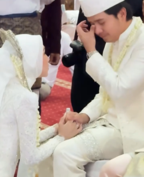Tangkapan layar video insta story tangis bahagia Arbani Yasiz. [Instagram @arbaniyasiz]